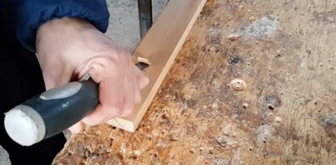 छेनी के साथ लकड़ी के टुकड़े को सावधानी से हटाएं, लेकिन पूरी तरह से नहीं