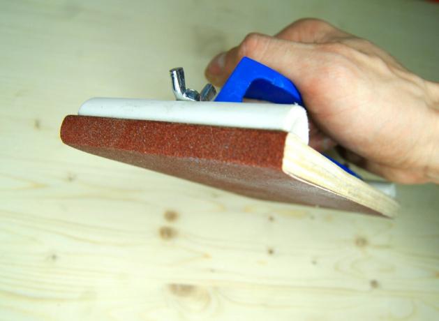 जकड़ना sandpaper के लिए एक सरल उपकरण
