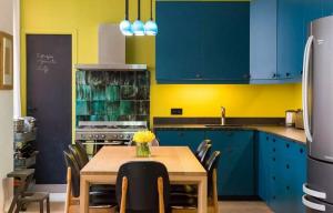 अपने रसोई घर के लिए प्रभावशाली रंग मिलकर। 6 ठाठ रंग संयोजन