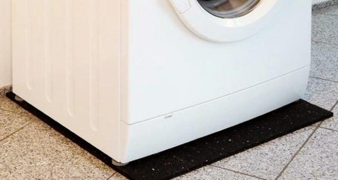 वॉशिंग मशीन कंपन चटाई पर