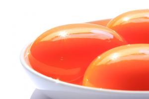 "सही" रंग में अंडे: कैसे नारंगी जर्दी बनाने के लिए