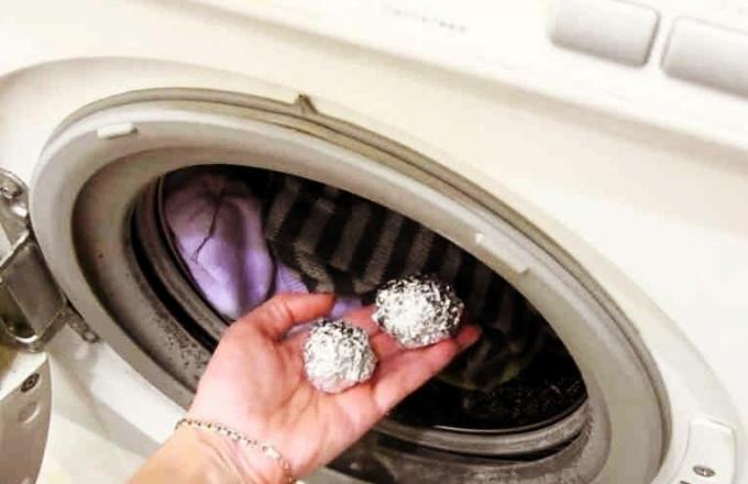 क्या पन्नी की गेंदों डाल कपड़े धोने की मशीन में है? | ZikZak