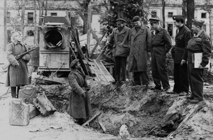 पिट, जहां उन्होंने Fuhrer और पेट्रोल से बाहर डिब्बे दफनाया गया था। मई 1945