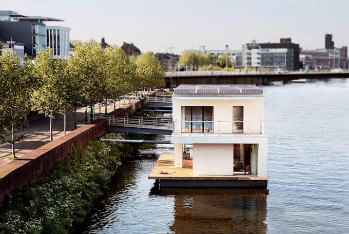 तस्वीर: https://architecture.ideas2live4.com/2015/08/08/autarkhome-a-fully-sustainable-houseboat/?amp
