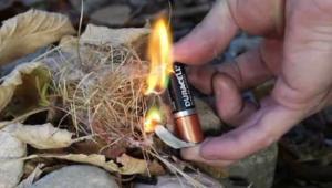 कैसे बैटरी का उपयोग करने के लिए एक आग जलाने के लिए?