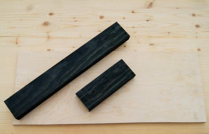 प्लाईवुड का एक टुकड़ा और लकड़ी के दो टुकड़े