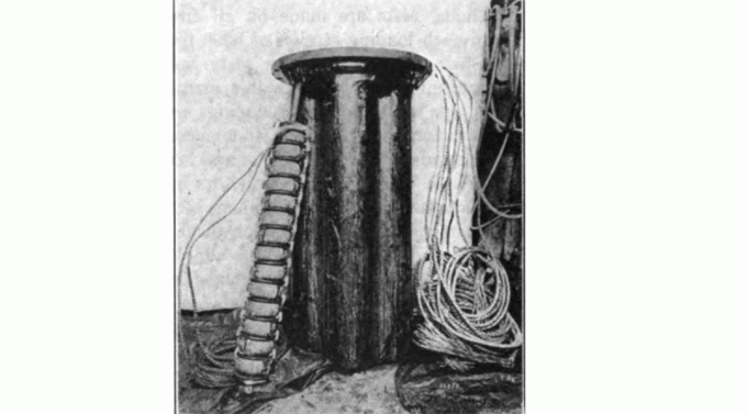पुपिन कॉइल रखने के लिए कंटेनर। 14 स्पूल को एक स्पिंडल पर रखा गया था (शरीर के खिलाफ झुकाव), सात स्पिंडल को तेल से भरे शरीर में हर 6000 फीट (1800 मीटर) लाइन लाइन में से एक पर रखा गया था