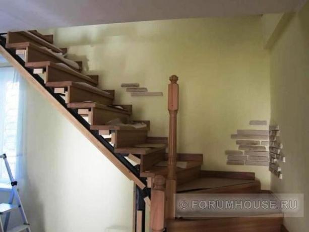 एक धातु सीढ़ी पर लकड़ी सीढ़ियों - ठीक।