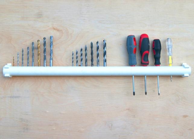 एक साधारण घर में बने प्लास्टिक पाइप से - आयोजक भंडारण अभ्यास और screwdrivers के लिए
