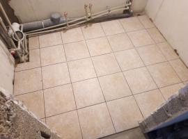 मरम्मत बाथरूम: फर्श और दीवारों के लिए टाइल्स की रेंज। एक कर्मचारी की लापरवाही के साथ सामना