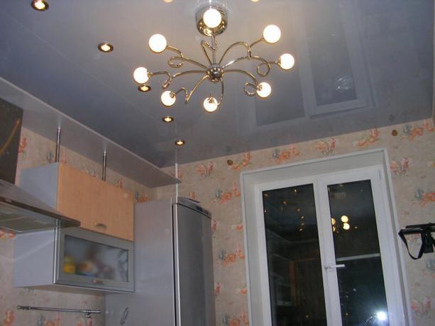 रसोई घर में निलंबित छत। तस्वीरें sledcomspb.ru के साथ लिया