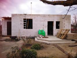 एक घर का निर्माण (चिनाई की दीवारों के लिए तैयार करने)