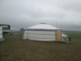 एक मंगोलियाई yurt और स्थानीय त्योहार के लिए अपने दौरे के परिणामों से लैस करने के लिए कैसे