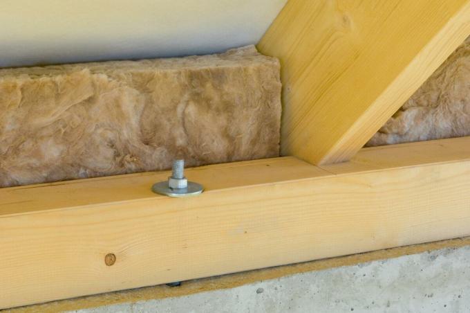 गर्मी देने mauerlat - खनिज ऊन मजबूती से छत के खिलाफ लगाए जाना चाहिए, छत कि 10-15 मिमी खनिज ऊन स्लैब के मानक आकार से छोटा पर स्थान दिया गया है करने के लिए