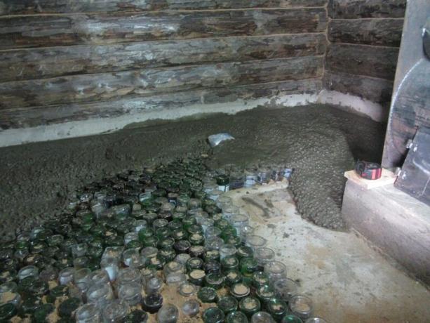 स्नान में बोतलों की भूमि का टुकड़ा, तस्वीर: sadovodchuv.ru