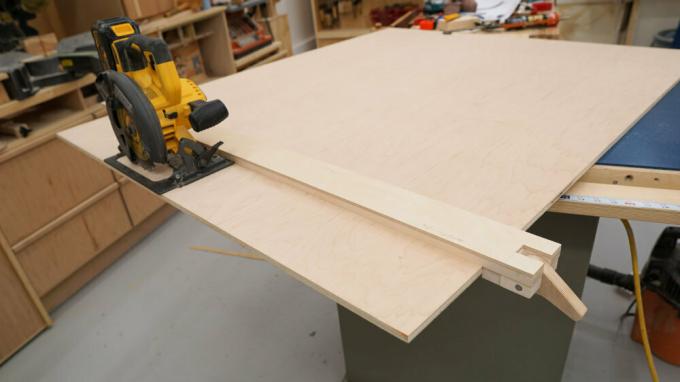 साइट से - https://ibuildit.ca/projects/how-to-make-a-straightedge-guide/