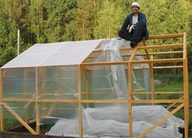 लकड़ी ग्रीनहाउस। कवर सामग्री की स्थापना - polyethylene फिल्म