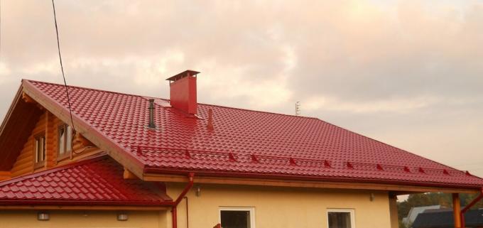 छत के साथ एक छत - पूरा रूप में धातु। Yandeks.Kartinki सेवा के साथ चित्र।